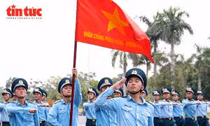 Chiến sĩ Phòng không – Không quân ‘gồng mình dưới nắng gắt, đeo tạ luyện tập phục vụ diễu binh 2/9