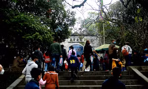 Người dân nườm nượp đi lễ đền Hùng ngày đầu xuân năm mới Nhâm Dần