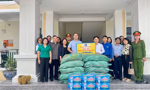 Phường Đống Đa sẻ chia khó khăn với người dân vùng ngập lụt Hà Nội