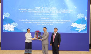 Chủ tịch Quốc hội Lào mong Vingroup sớm đầu tư sang đất nước Triệu Voi