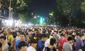 Chen nhau đón Trung thu trên phố đi bộ Hồ Gươm, Hàng Mã