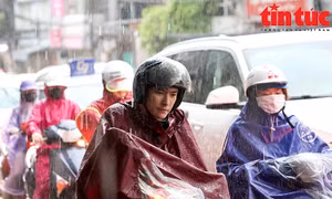 Sáng 4/8, mưa kéo dài, người Hà Nội chật vật vượt ùn tắc đến công sở 