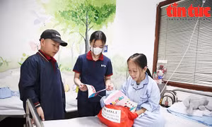  Học sinh Đoàn Thị Điểm trao yêu thương tới bệnh nhi Viện Huyết học