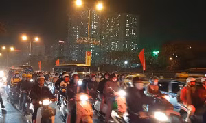 Người dân trở lại Hà Nội sau Tết Dương lịch, các cửa ngõ Thủ đô ùn tắc