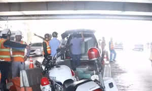 Xe chở thuốc lá lậu đâm vào dải phân cách trong hầm Thủ Thiêm