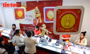 Xuyên đêm đội mưa rét chờ mua vàng ngày Vía Thần Tài