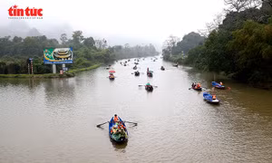 Chùa Hương 2026 siết chặt quản lý xuồng máy trên suối Yến