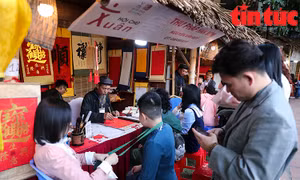 Người dân và du khách đổ về Văn Miếu xin chữ đầu năm