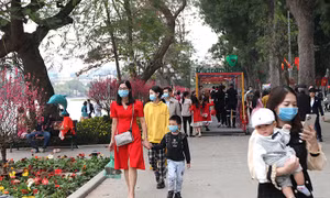 Thời tiết nắng đẹp, người dân Hà Nội náo nức du xuân