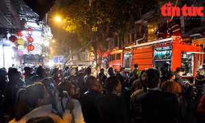 Hà Nội: Cháy lớn tại ngôi nhà 5 tầng trên phố Hàng Mã lúc nửa đêm
