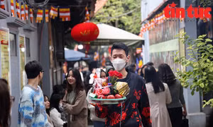 Giới trẻ nô nức đi chùa Hà cầu duyên trong ngày Lễ Tình nhân