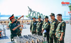 Khẩn trương lắp đặt trận địa pháo hoa bên Hồ Tây mừng Quốc khánh 2/9
