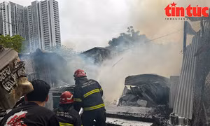 Cháy lớn tại kho phế liệu gầm cầu vượt Mễ Trì, Hà Nội