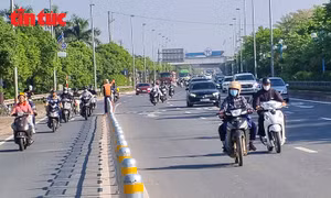 Cầu Nhật Tân phân làn cứng, nhiều xe máy vẫn đi vào làn ô tô