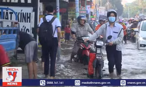 TP Hồ Chí Minh: Học sinh vất vả đến trường do triều cường