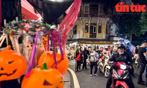 Không khí Halloween 'ma mị' tràn ngập phố Hàng Mã 