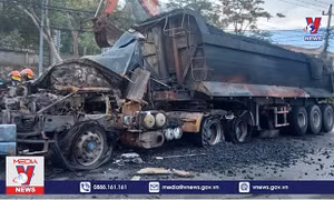 Xe ô tô đầu kéo và container bốc cháy sau khi va chạm