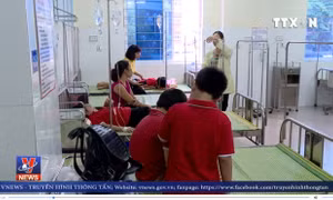 Hàng chục học sinh tiểu học nhập viện nghi do ngộ độc thực phẩm