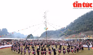 Lễ hội Gầu Tào tôn vinh văn hóa người Mông tại Hòa Bình