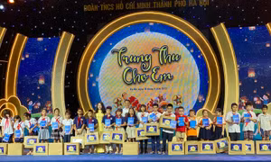 100 suất quà và học bổng đến với các trẻ em có hoàn cảnh khó khăn
