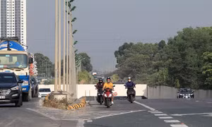 Hàng loạt mô tô xe máy đi vào đường cao tốc, quay đầu bỏ chạy khi gặp CSGT