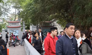 Các điểm vui chơi ở Thủ đô tấp nập khách ngày Tết