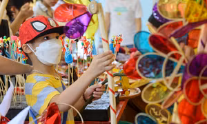 Trẻ em hào hứng vui Trung thu tại Hoàng thành Thăng Long