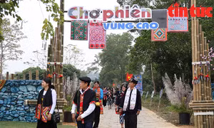 Nhộn nhịp 'Chợ phiên vùng cao - Chào năm mới 2024' tại Làng Văn hóa