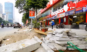 Vỉa hè đường Nguyễn Chí Thanh (Hà Nội) nham nhở, hố sâu 'bẫy' người đi đường