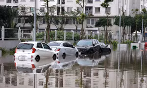 Hà Nội: Hàng chục ô tô tại khu chung cư Ecohome chìm trong 'biển nước' sau cơn mưa lớn
