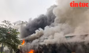 Hà Nội: Hỏa hoạn thiêu rụi kho chứa hàng tại chợ đầu mối Đền Lừ, cháy lan sang 2 nhà bên cạnh