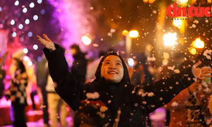 Người dân Hà Nội lần đầu ngắm tuyết rơi trong đêm Noel trên phố đi bộ
