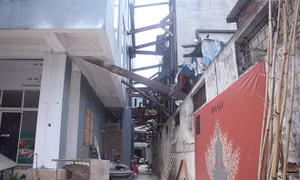 Cả chục nhà dân 'chống nạng' thép, tựa vào chung cư cao tầng Lilama