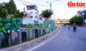 Ngắm Hà Nội qua tranh bích họa tại đê Long Biên