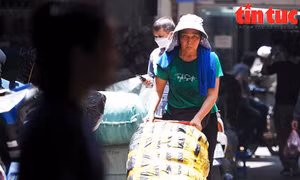 Người lao động chợ Đồng Xuân mưu sinh trong nắng nóng