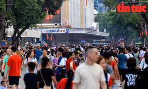 Phố đi bộ hồ Gươm đông kín người trong dịp nghỉ Lễ 30/4