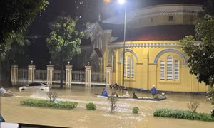 Thời tiết ngày 28/10: Mưa lớn gây lũ chồng lũ, nhiều nơi ở Huế và Đà Nẵng ngập sâu