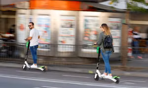 Tây Ban Nha cấm xe scooter điện đi trên vỉa hè