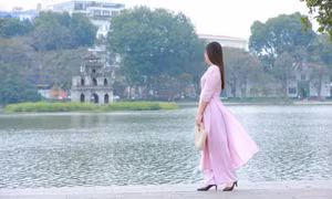 Nụ cười giấu sau lưng