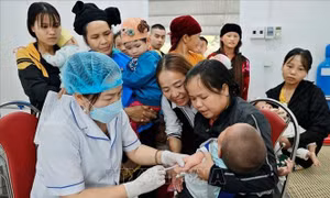 Thí điểm mở rộng hỗ trợ các cặp vợ chồng sinh con trước 35 tuổi 
