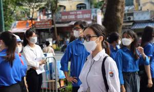 Nhiều thí sinh tốt nghiệp THPT có mặt từ sớm để chuẩn bị làm bài môn Ngữ văn
