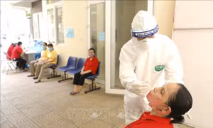 Có ít nhất 2 biểu hiện triệu chứng mới được coi là ca nghi ngờ mắc COVID-19