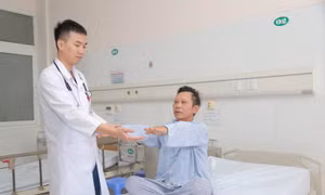 Đang đi, người đàn ông bị nhồi máu não ngã giữa đường
