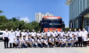 Trên 13.000 cán bộ y tế chi viện cho miền Nam chống dịch COVID-19