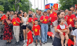 Người dân Thủ đô giao lưu cùng chiến sĩ diễu binh tại Quảng trường Ba Đình