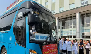 Ấm áp những 'Chuyến xe yêu thương' đưa người bệnh ung thư nghèo về ăn Tết
