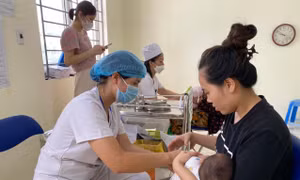 Vaccine 5 trong 1 về, phụ huynh Hà Nội khẩn trương cho trẻ đi tiêm