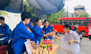 Tình nguyện viên hỗ trợ hết mình cho các thí sinh yên tâm làm bài thi tốt nghiệp THPT 2024