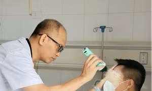 Người đàn ông mù mắt do tiêm xóa nhăn trán tại spa, bác sĩ cảnh báo loại filler ‘lạ’