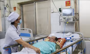 Giữ chân cán bộ y tế - Bài cuối: Những giải pháp quyết liệt, kịp thời 
